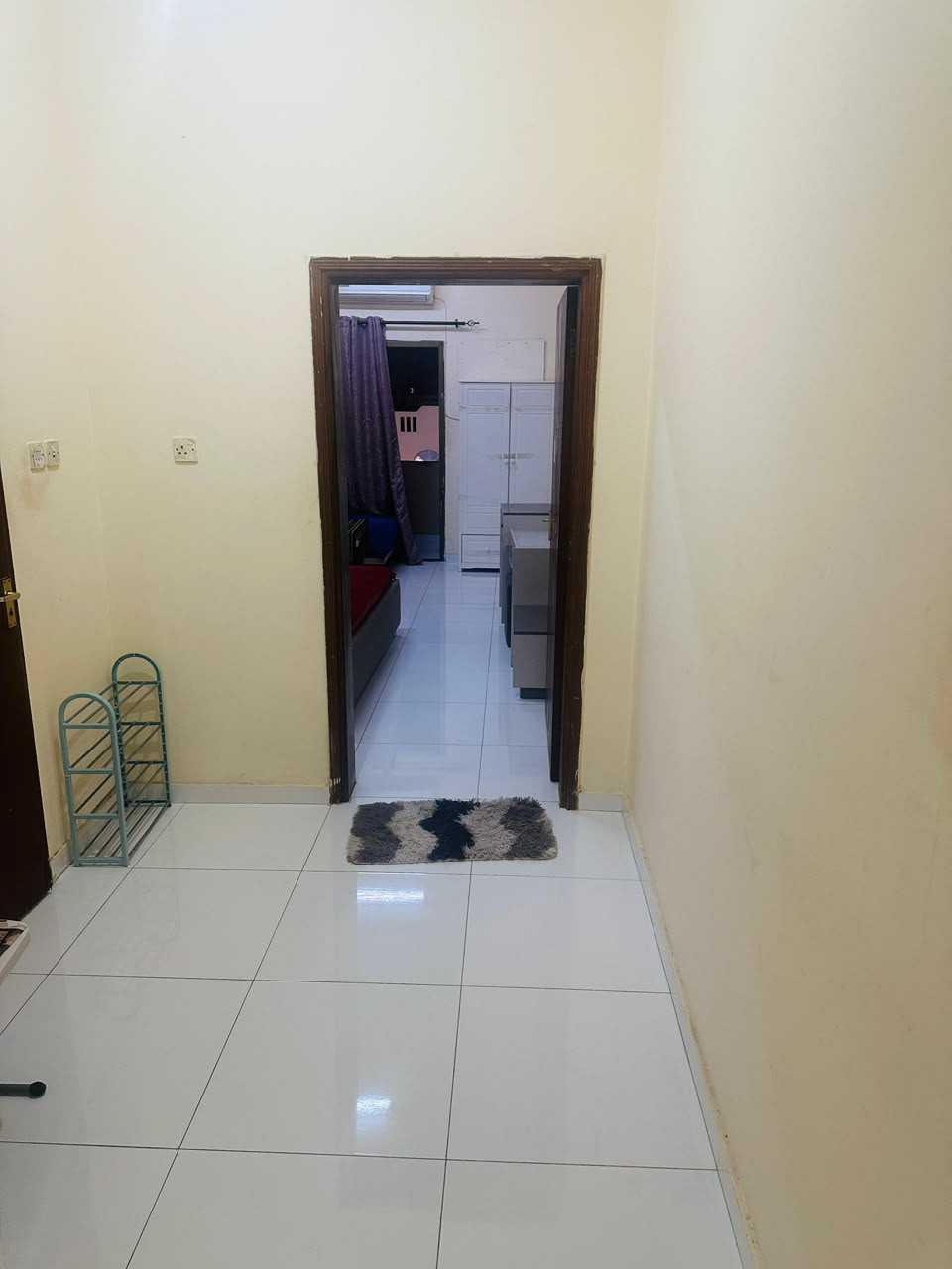 Studio apartment with excellent furnishings and a large balcony.