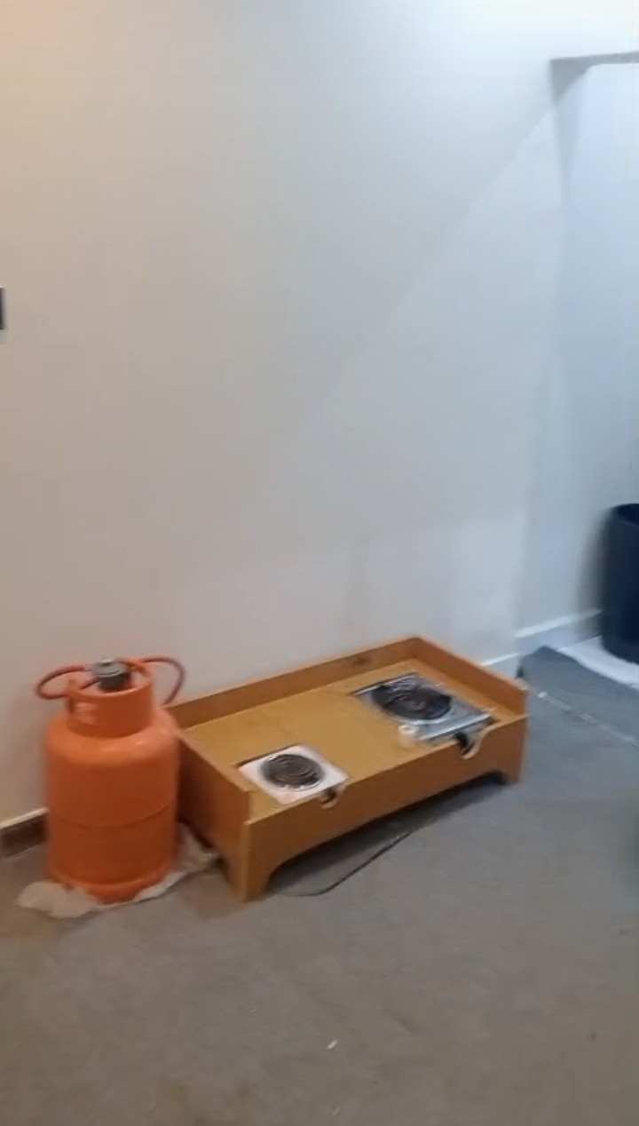 Studio apartment with room, bathroom, and furnished kitchen