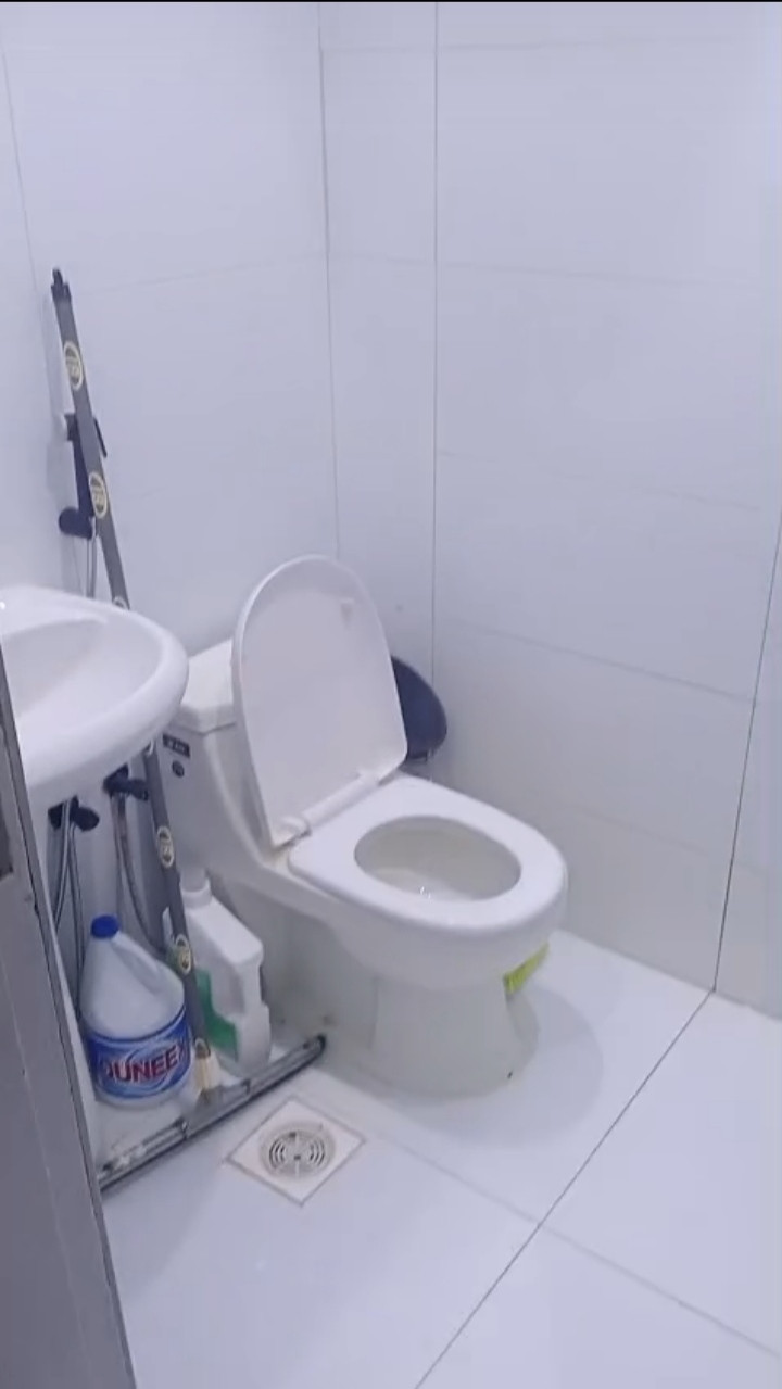 Studio apartment with room, bathroom, and furnished kitchen