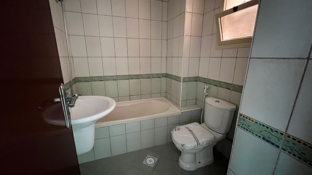 Spacious studio apartment for annual rent in Al Butinah at a special price with free parking.