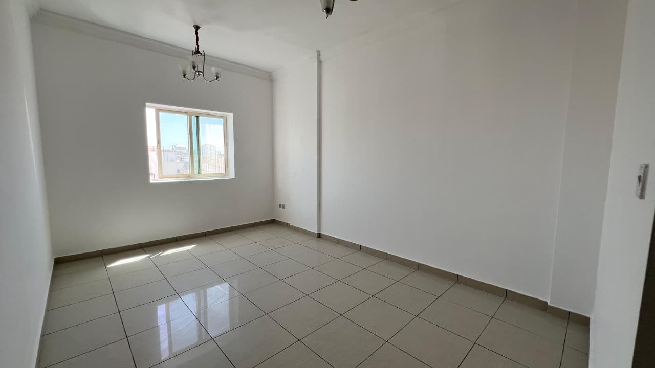 Spacious studio apartment for annual rent in Al Butinah at a special price with free parking.