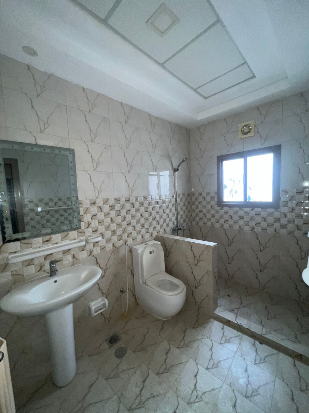 llaygar-shk-oasaah-fy-tobly-3-ghrf-3-hmamat61779726589.jpg