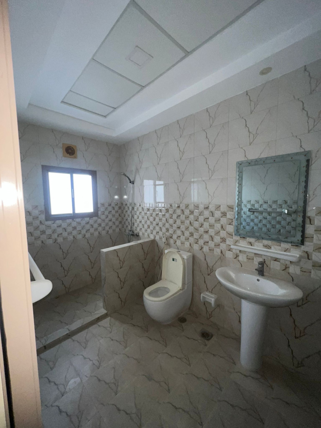 llaygar-shk-oasaah-fy-tobly-3-ghrf-3-hmamat71779726590.jpg