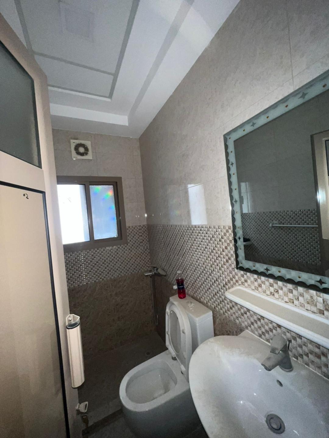 llaygar-shk-oasaah-fy-tobly-3-ghrf-3-hmamat81779726590.jpg