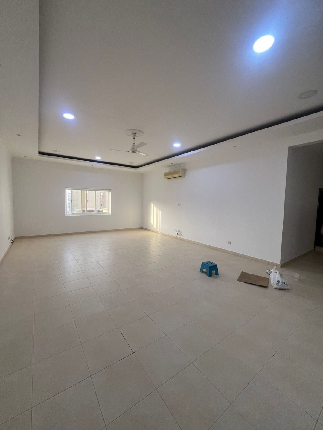 For rent: A luxurious and spacious apartment in Tubli, featuring 3 master bedrooms and 4 bathrooms. The apartment is spacious.