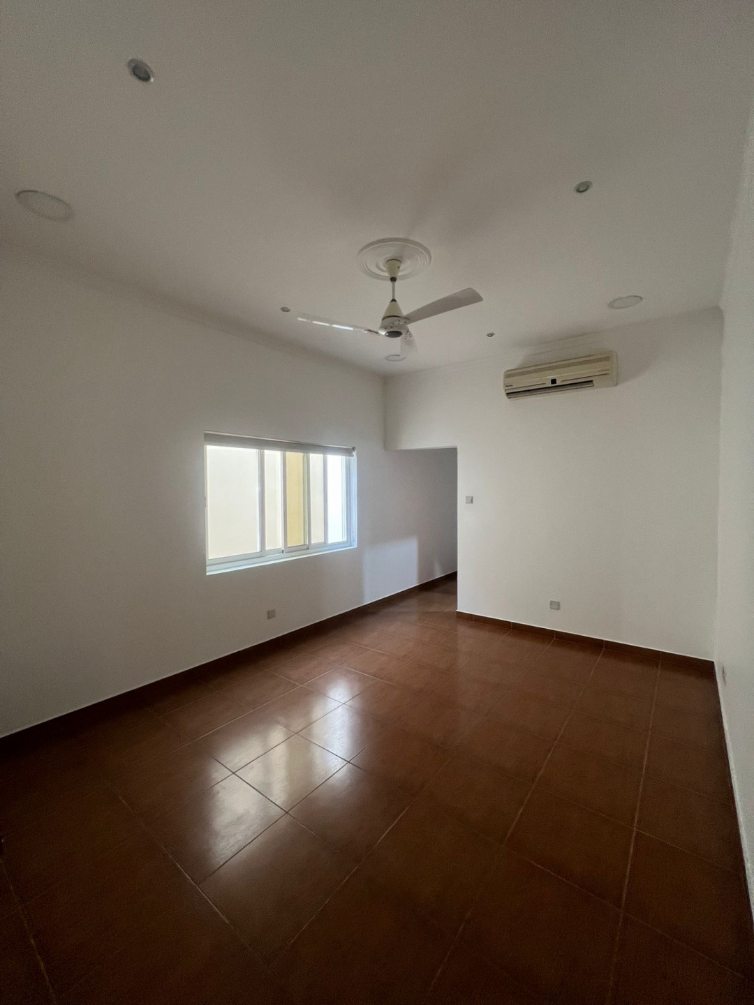 For rent: A luxurious and spacious apartment in Tubli, featuring 3 master bedrooms and 4 bathrooms. The apartment is spacious.