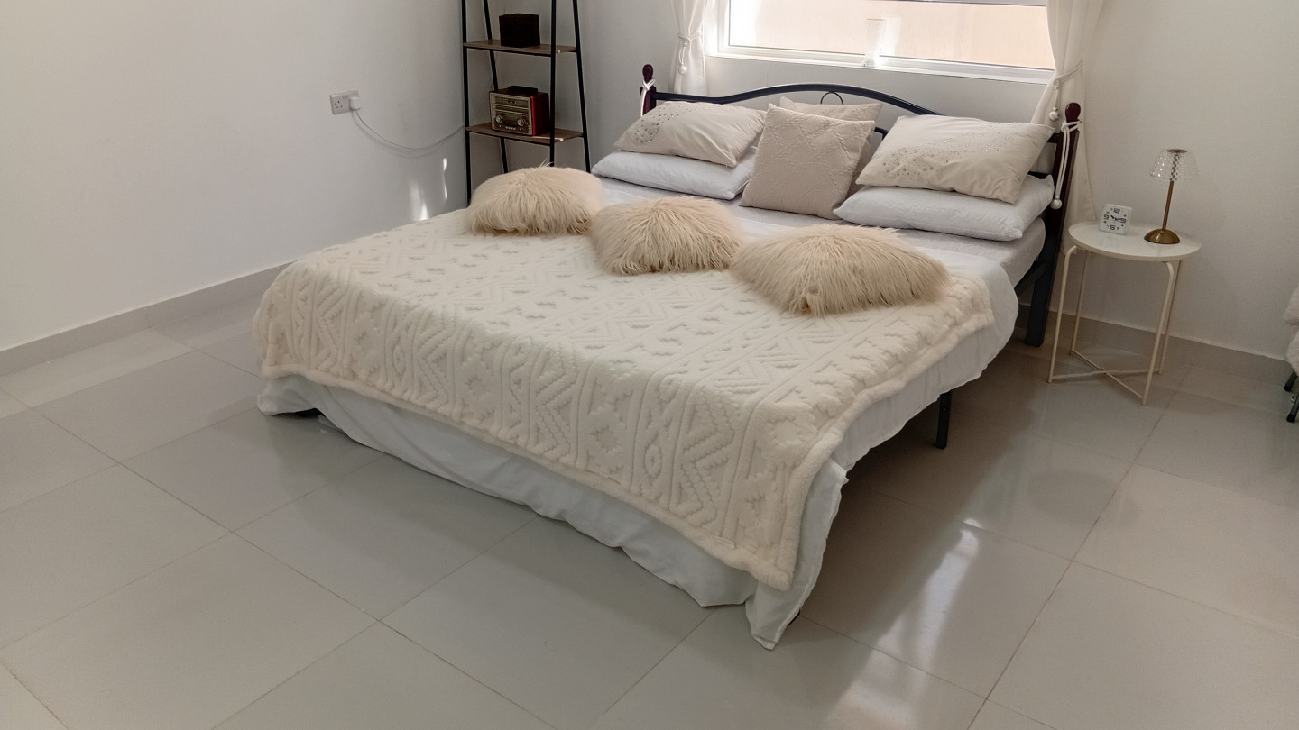 Private room in shared villa, al bar, sur