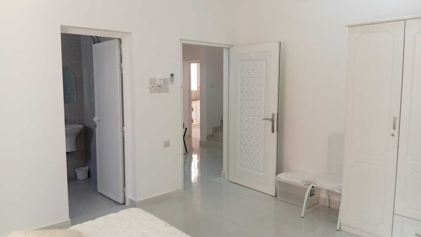 Private room in shared villa, al bar, sur