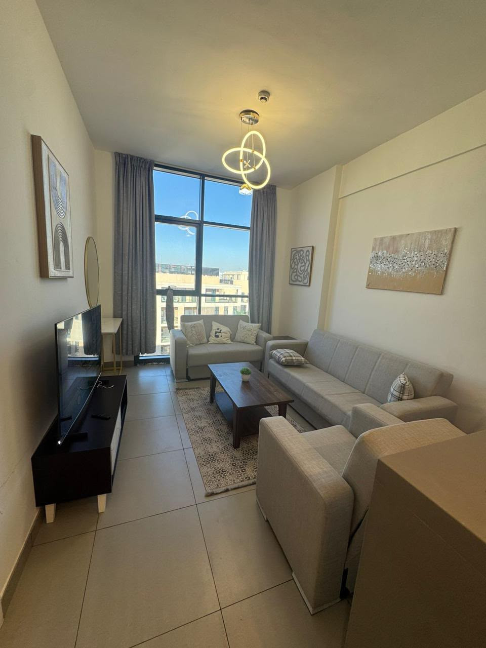 Luxurious and well-maintained apartment with a swimming pool and gym