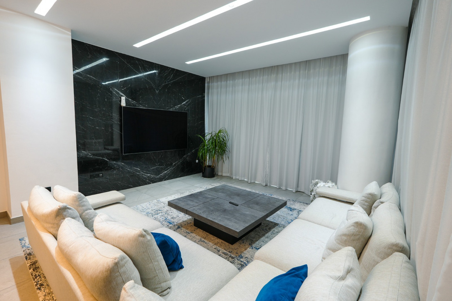 Spacious Apartment | Furnished with Luxury Furniture | DT1 Downtown