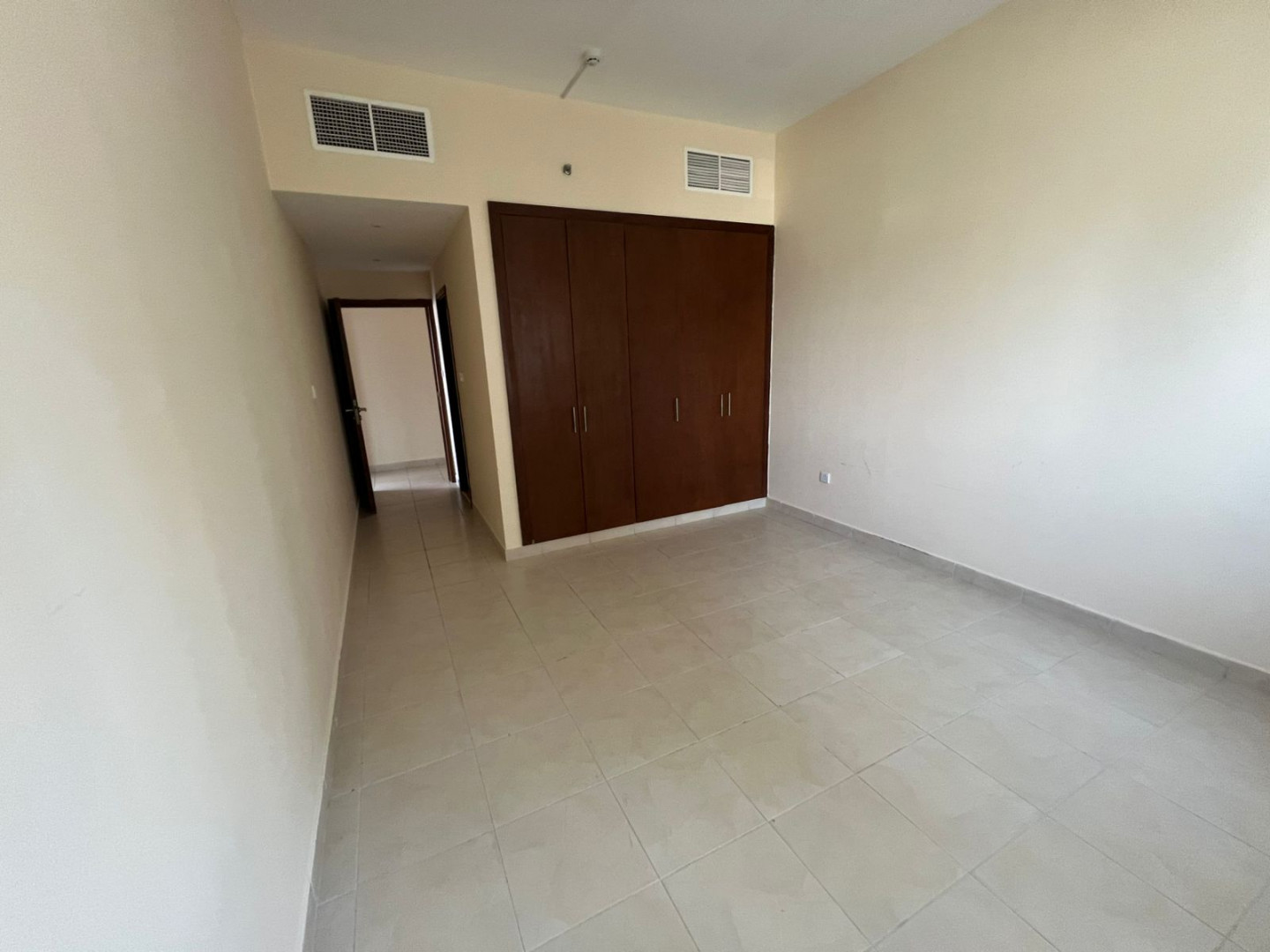 Three rooms and a hall for rent in Al Khan, prime location, large area